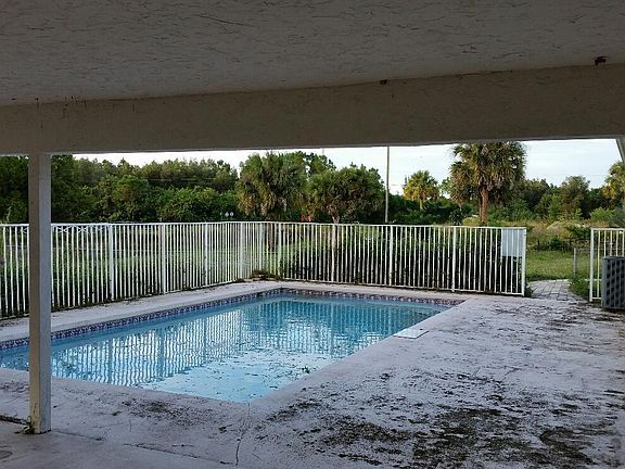 5th image of 15692 Hamlin Blvd