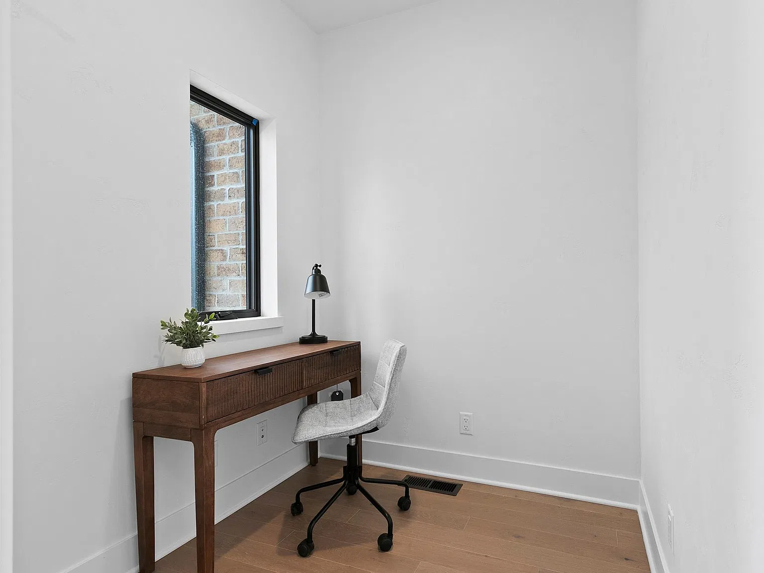 3 bed, 2633 sqft, $3,700 — Photo 3