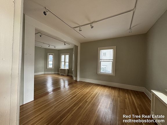 5th image of 77 Boyd St