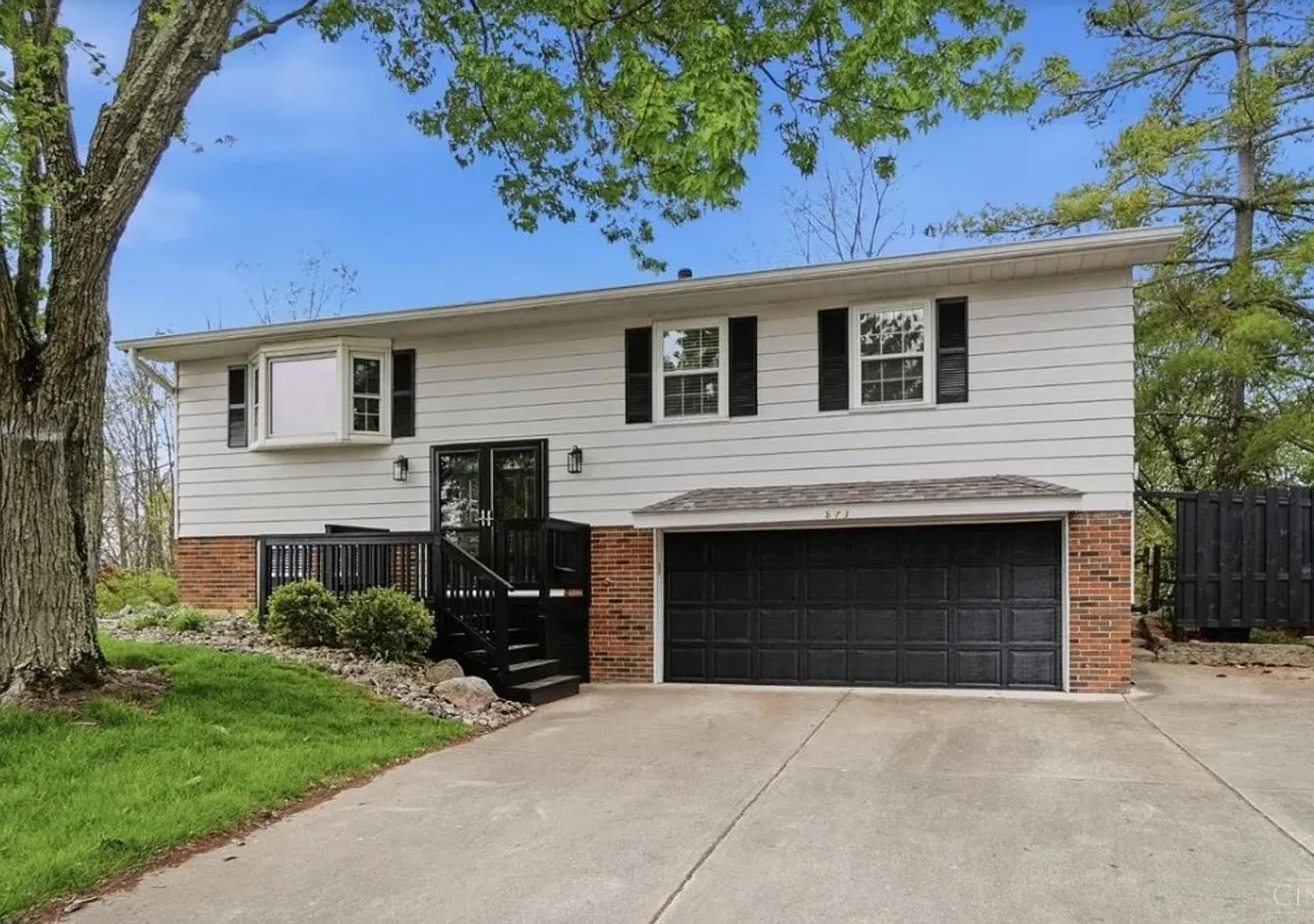 Beautifully updated and meticulously maintained single family Bi-Level home — Photo 1