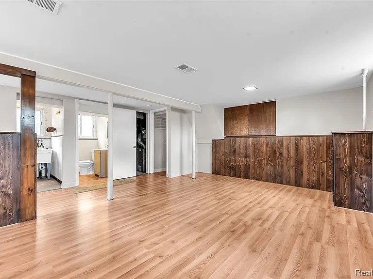 8211 Carrousel Blvd — Photo 17