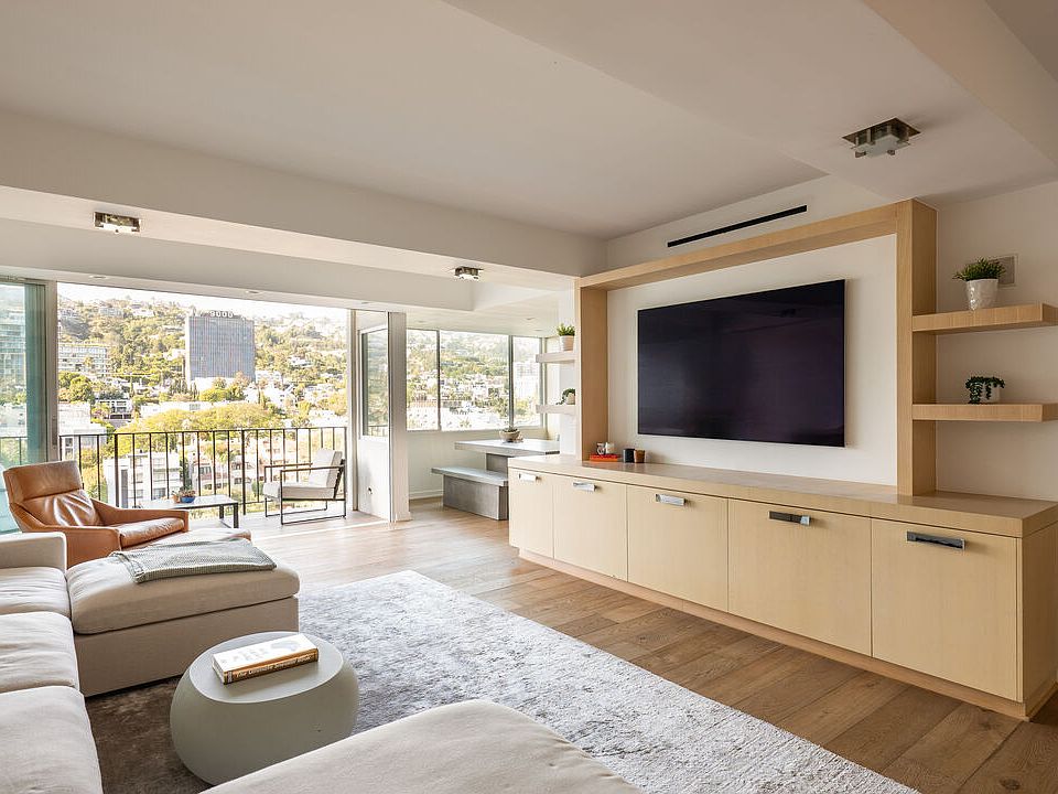 1st image of 818 N Doheny Dr APT 1107