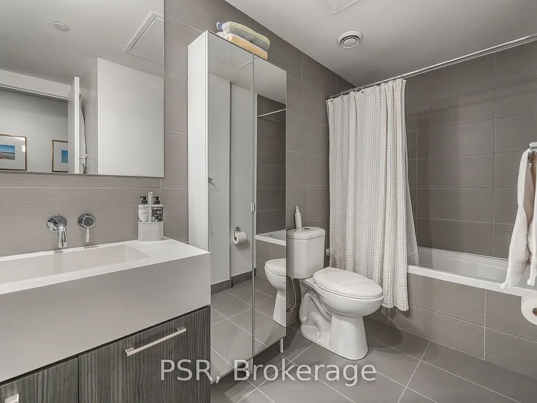 560 King St W #203 — Photo 28