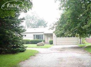 9261 Hill Rd, Swartz Creek, MI 48473