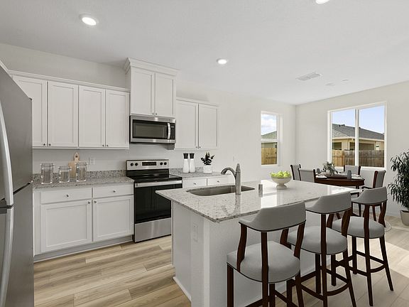 The kitchen has the all space you need for food prep.