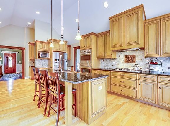 4th image of 18648 W Maple Ave