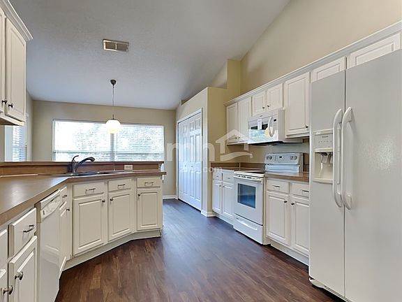 5th image of 640 Willow Run St