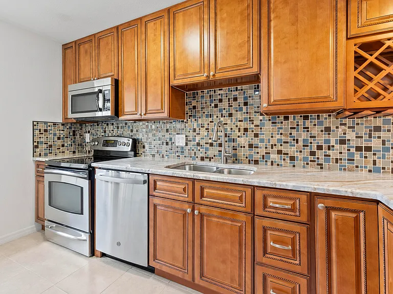 1431 SE Berwick Ct — Photo 3