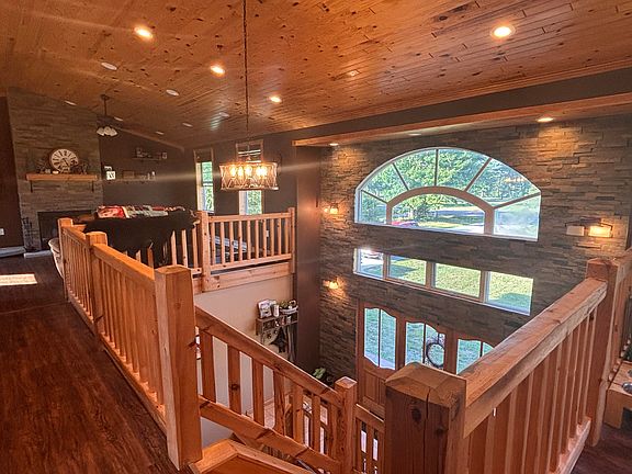 3rd image of 8444 Pineview Dr