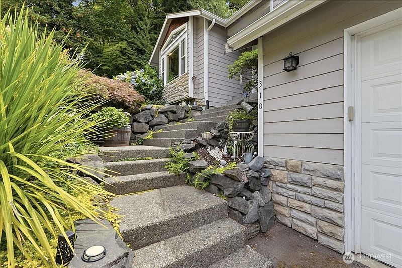 4th image of 310 Fife Way