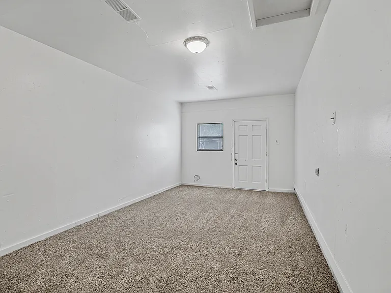 711 N Carroll Blvd — Photo 4