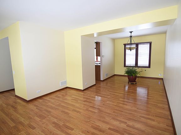 2nd image of 1532 Oxford Cir