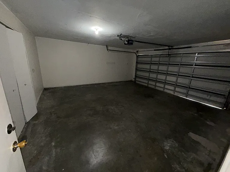 5180 Middlecoff Rd #C — Photo 6