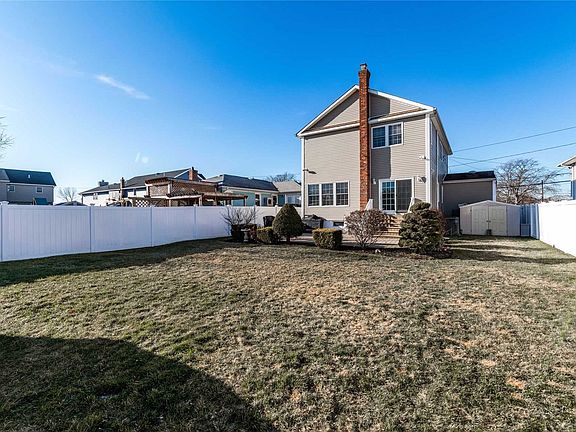 2nd image of 2573 Bedell St