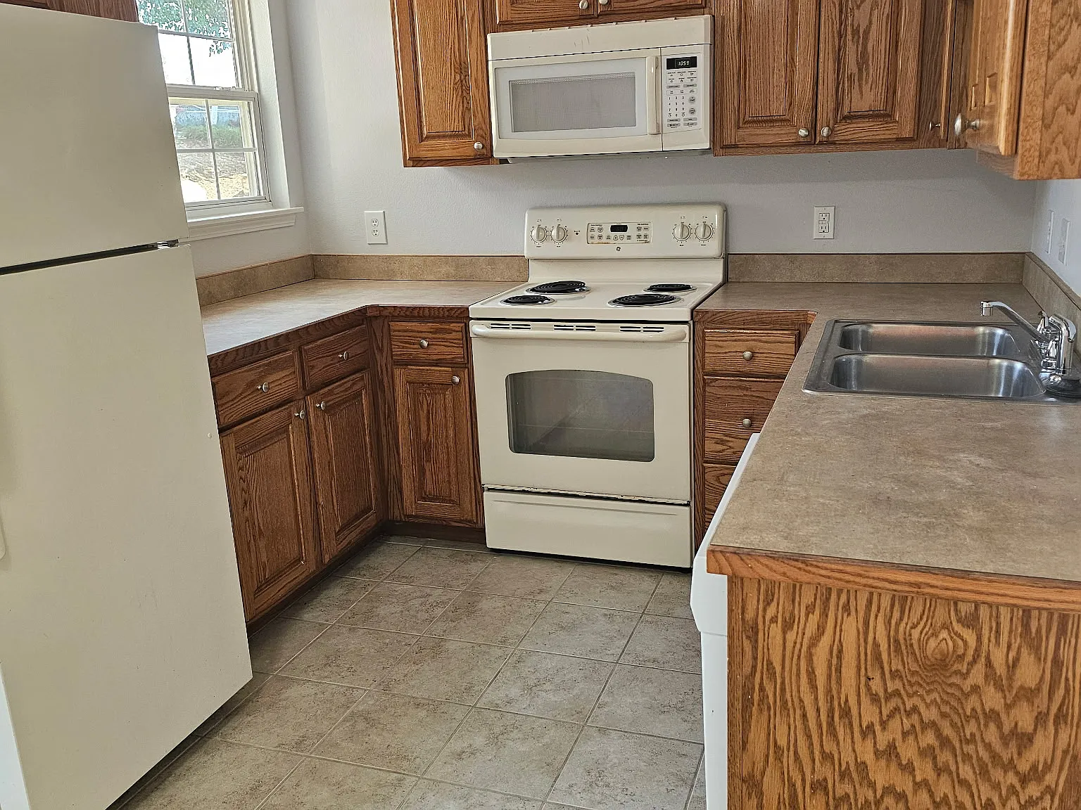 2 bed, 1025 sqft, $1,350 — Photo 3