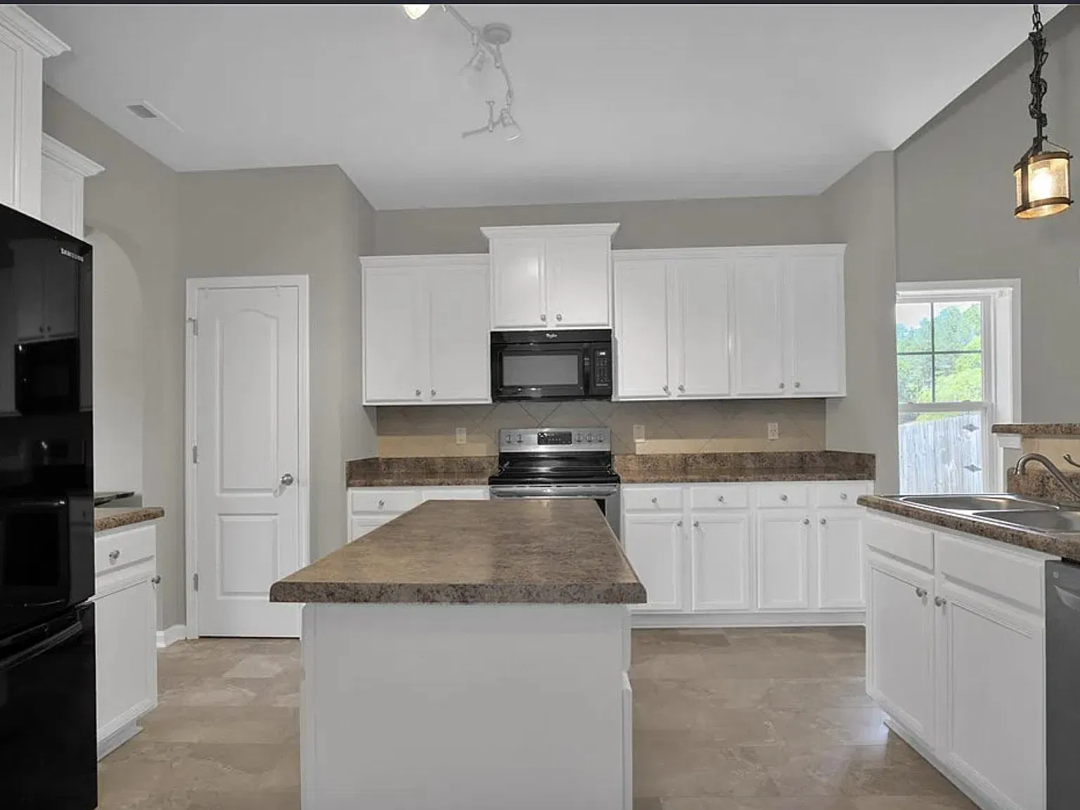 5 bed, 2379 sqft, $800 — Photo 2