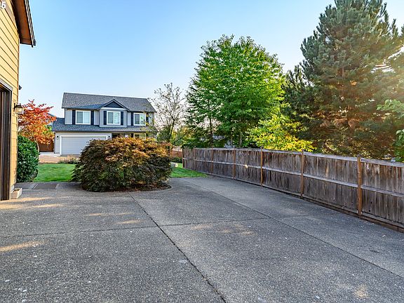 5th image of 398 SW Mount Mazama St