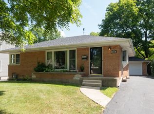 423 S Gables Blvd, Wheaton, IL 60187