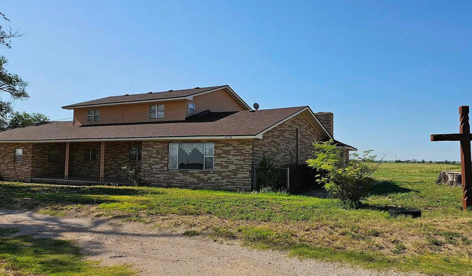 Beautiful 5BD/3BA Country Home with Attached Garage and Separate Large Garage/Storage — Photo 1