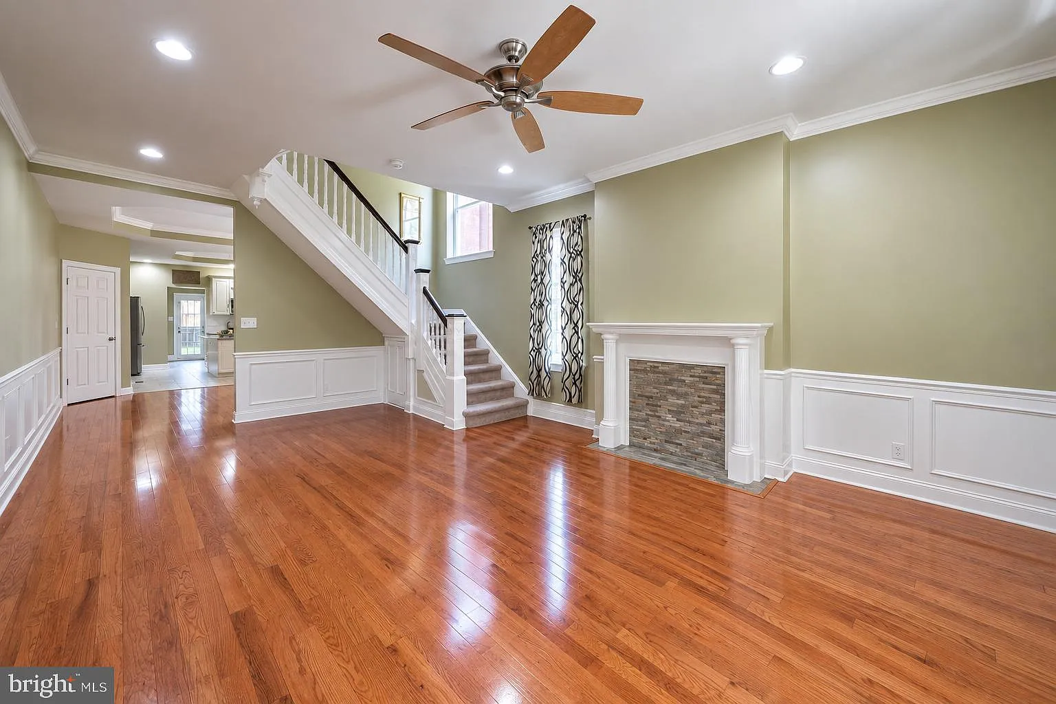 5 bed, 3.5 bath, 2838 sqft, $3,200 — Photo 2