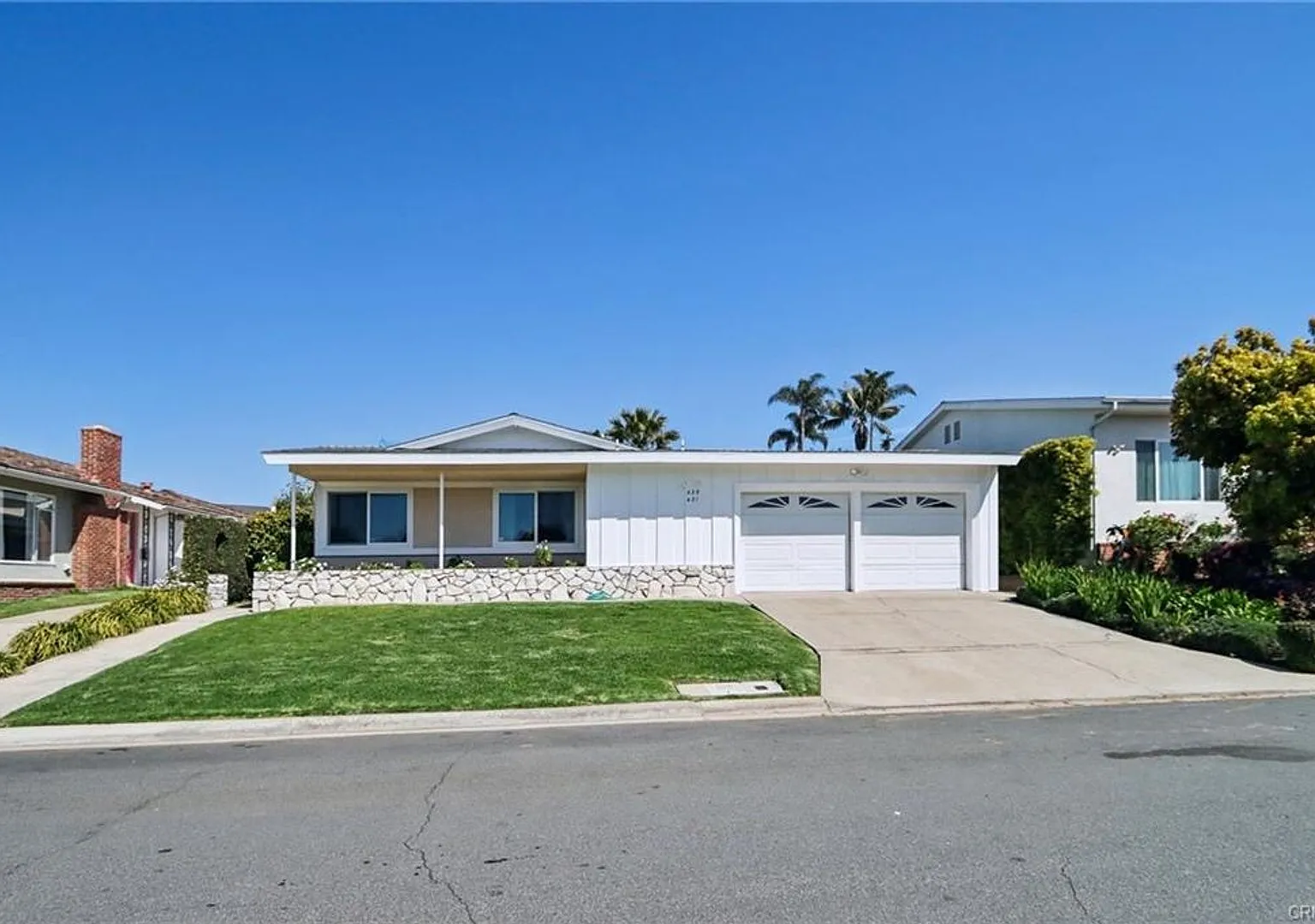 Charming one level beach cottage home in Morning Canyon with backyard and access to private beach — Photo 2