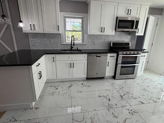 5th image of 910 Roanoke Ave