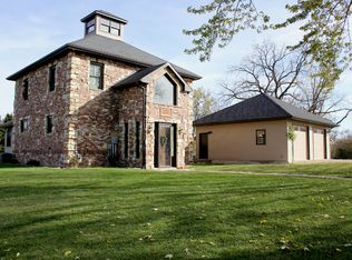 605 Garfield St SW, Cascade, IA 52033