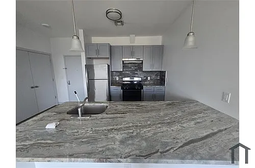195 Lincoln Ave Photo 1