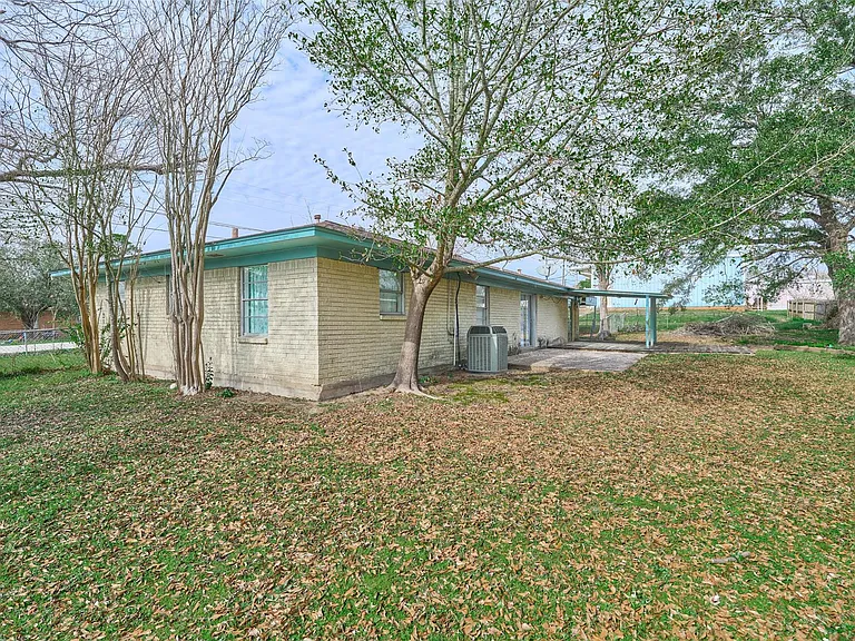 203 Paul Knox St — Photo 33