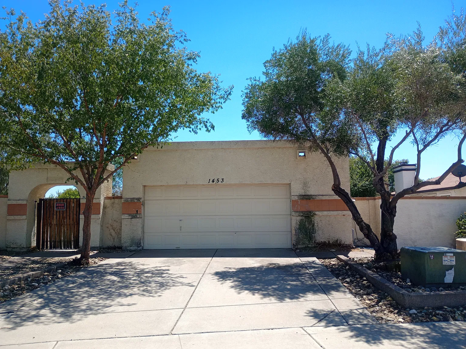 3 bed, 1136 sqft, $1,900 — Photo 1