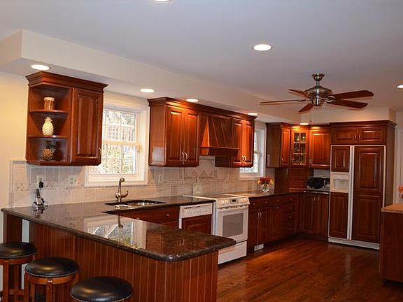 Beautiful New Kitchen w Expanded Granite