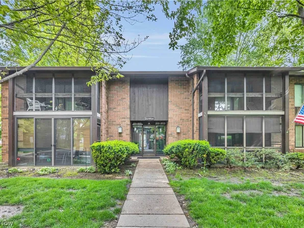 22954 Maple Ridge Rd Unit 202-B, North Olmsted, OH 44070