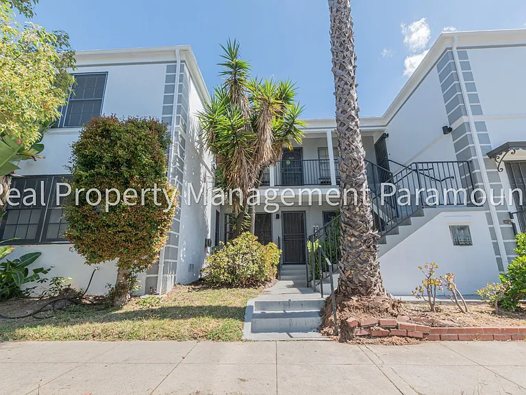 1460 S Orange Grove Ave — Photo 3