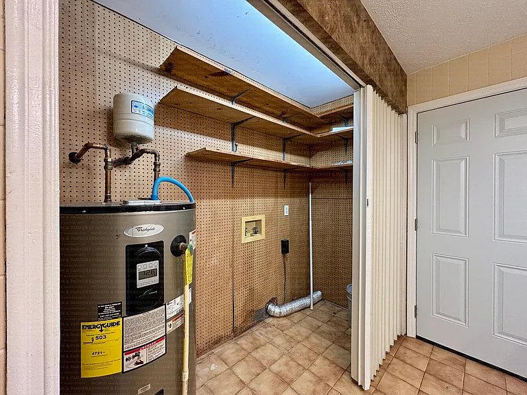 2382 Elm Dr — Photo 7