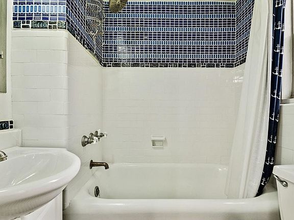 5th image of 321 E 43rd St APT 806