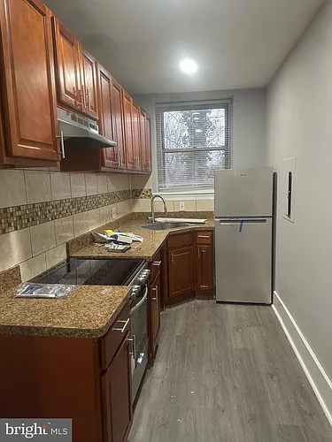 215-18 W Walnut Ln Photo 1