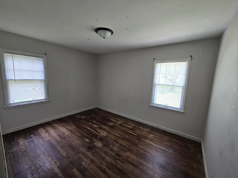 2047 Beverly Pl — Photo 9