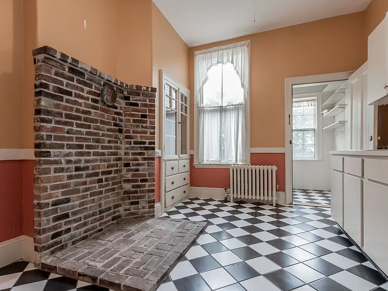 256 Vaughan St — Photo 16