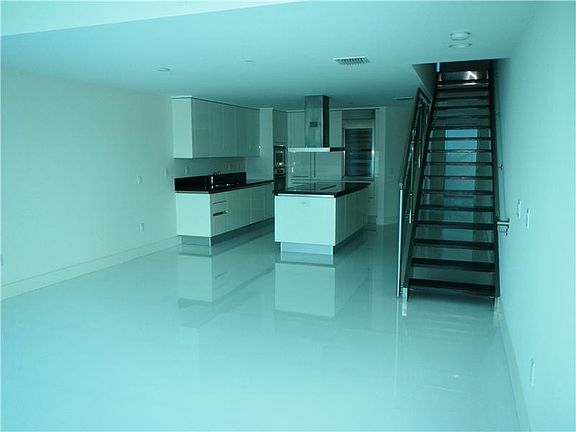 5th image of 2950 NE 188th St APT 101
