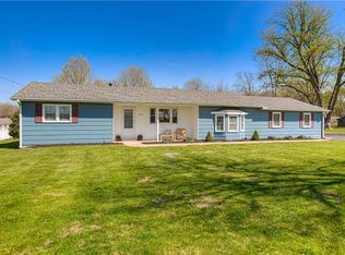 1305 E 4th St, Tonganoxie, KS 66086