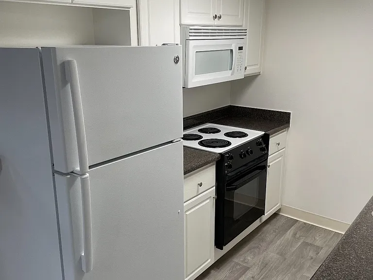 Carmel Court Apts — Photo 4