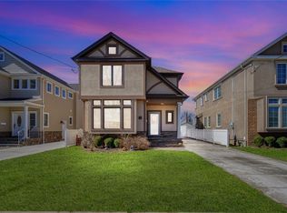 16 S 1st St, New Hyde Park, NY 11040