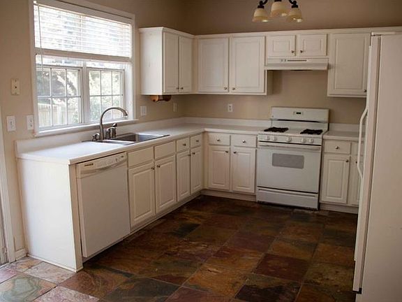 4th image of 428 Citronelle Dr