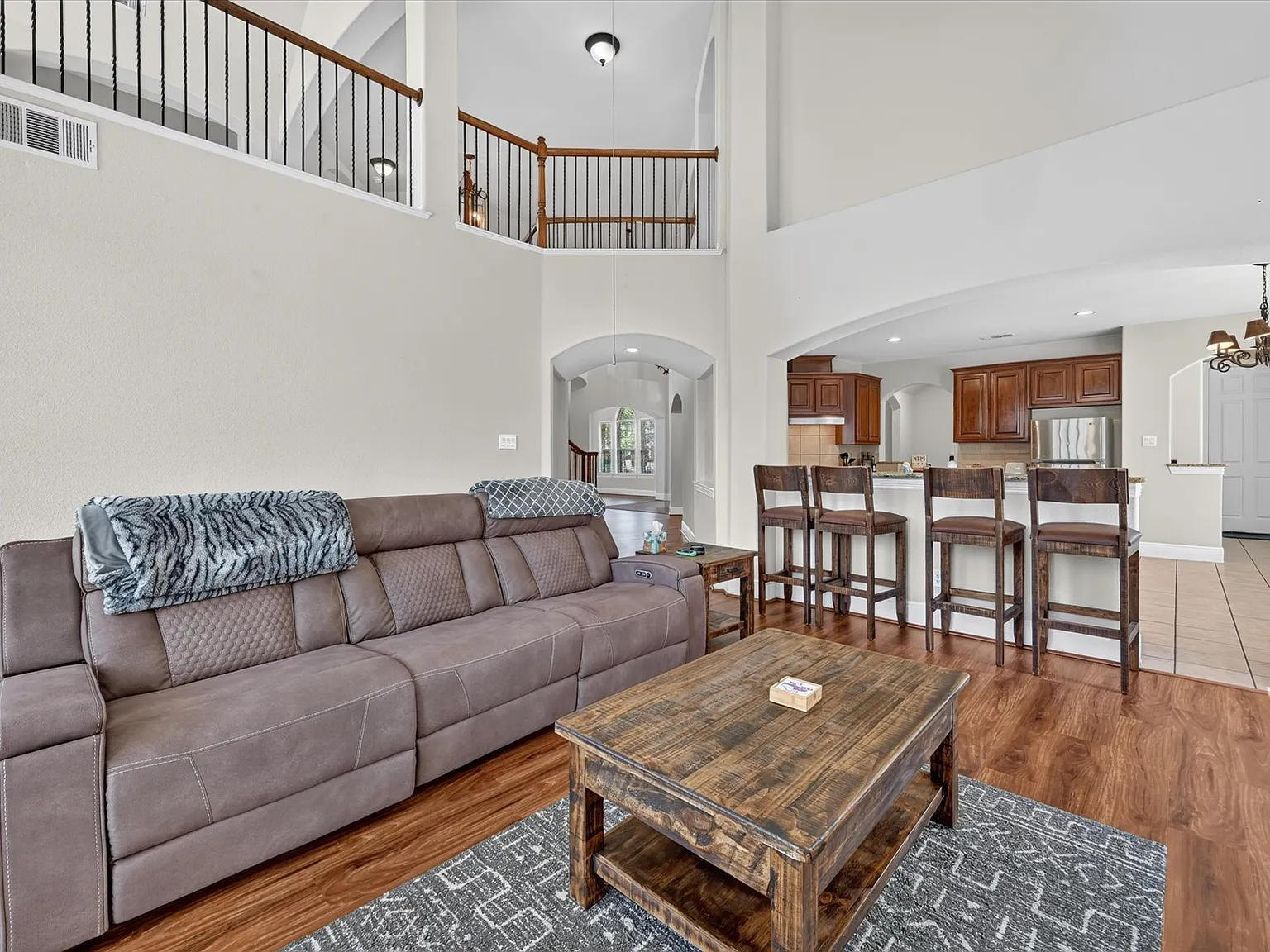 5 bed, 3674 sqft, $3,850 — Photo 4