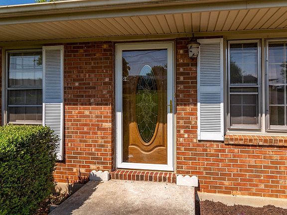 4th image of 926 Emerald Dr