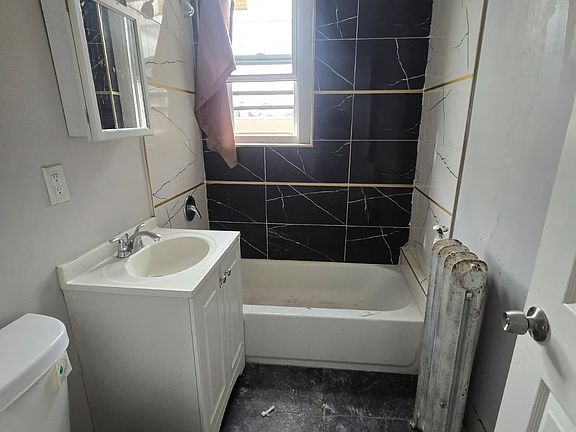 3rd image of 190 Carroll St APT 35