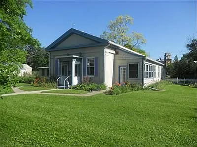 324 Elm St photo 1