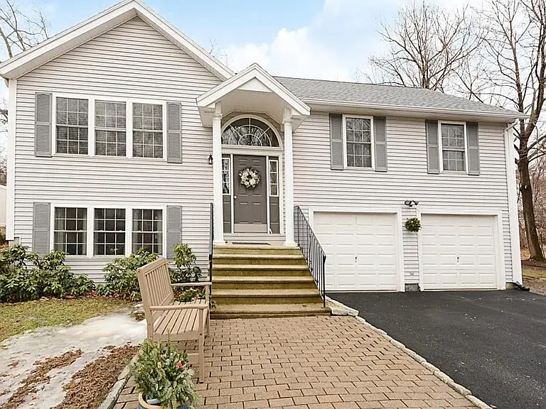 43 Wilbur St — Photo 1