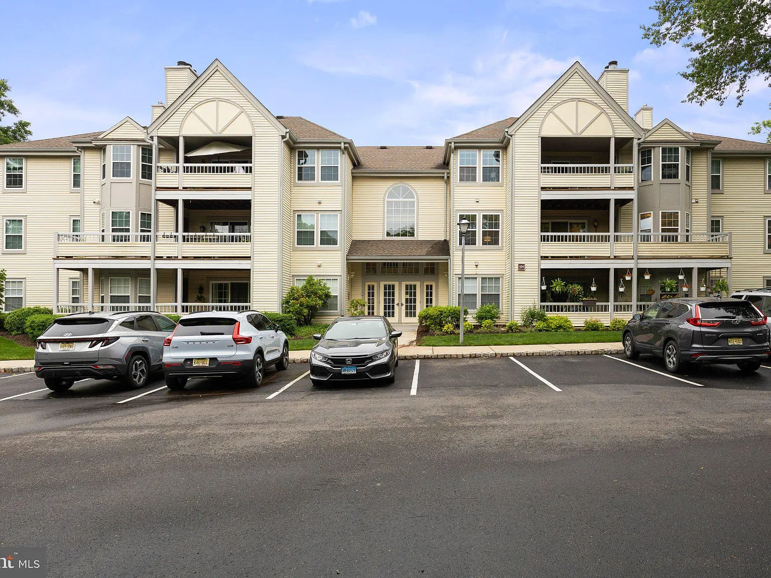 2 bed, 2.0 bath, 1258 sqft, $2,700 — Photo 3
