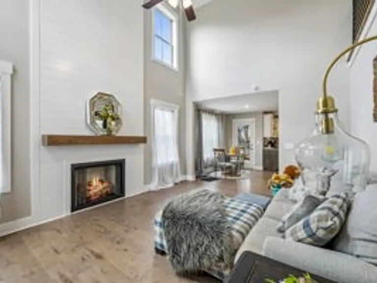 369 Frontier Dr — Photo 5